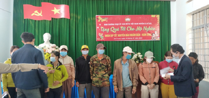 Uỷ ban mặt trận tổ quốc việt nam huyện Ea H’leo tặng quà cho hộ nghèo nhân dịp xuân Nhâm Dần 2022 tại xã Ea H’leo